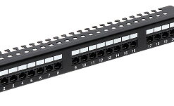 Priključni panel, 24xRJ45, UTP cat.5e, 19" 1HE, Krone sistem pod kotom, črn